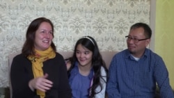 Американская семья удочерила киргизскую девочку и через 11 лет привезла ее на родину