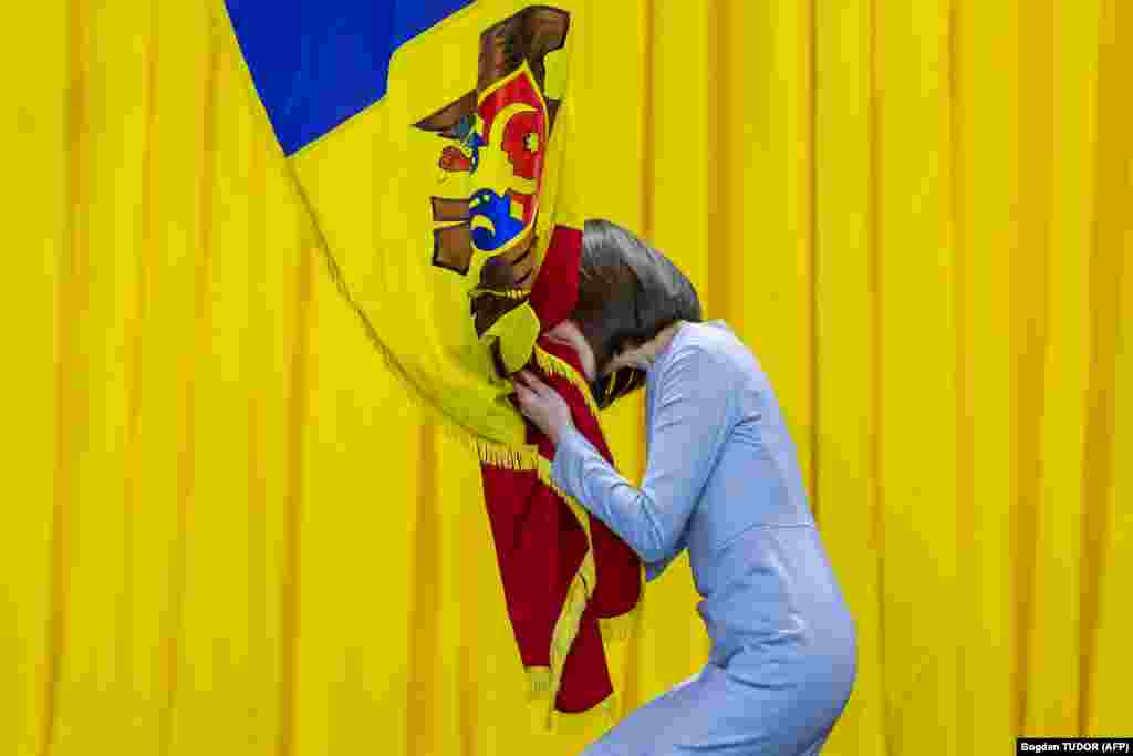 Presidentja e re e Moldavisë, Maia Sandu, puth flamurin kombëtar gjatë ceremonisë së saj të inaugurimit në Kishinjev. (AFP / Bogdan Tudor)