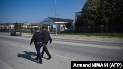 Zyrtarë të Policisë së Kosovës duke ecur pranë një shkolle në Gjakovë, më 22 tetor 2024.