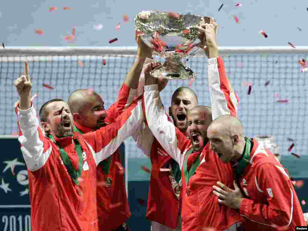 Srbija - Teniska reprezentacija Srbije: Bogdan Obradović, Nenad Zimonjić, Novak Đoković, Janko Tipsarević i Viktor Troicki, osvojila je Davis Cup, Beograd, 05.12.2010. Foto: Reuters / Marko Đurica