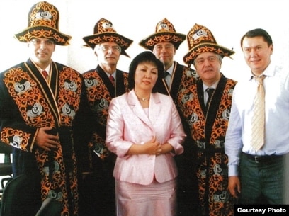 Порно қыздар бір-бірінің бетіне сисады