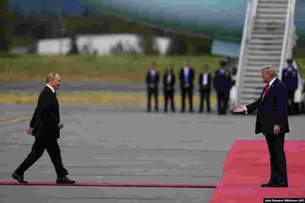 Президент США Дональд Трамп особисто вітає президента Росії Володимира Путіна на базі «Елмендорф-Річардсон» на Алясці, 15 серпня 2025 року