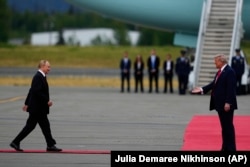 Элмендорф-Ричардсон базасында Путинді қарсы алып тұрған Трамп. 15 тамыз 2025 жыл.