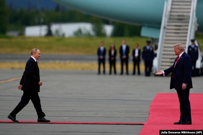 Presidenti Donald Trump përshëndet Presidentin rus Vladimir Putin, 15 gusht 2025, Alaska