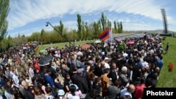 Armenia - People walk to the Tsitsernakabert memorial in Yerevan to mark the 99th anniversary of the Armenian genocide in Ottoman Turkey, 24Apr2014.