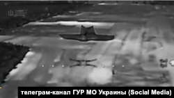 Момент удара по российскому БпЛА «Орион» на аэродроме в районе Керчи 2 июля 2026 года, скриншот с видео ГУР МО Украины