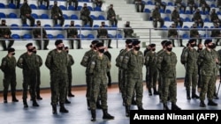 Pjesëtarë të Forcës së Sigurisë së Kosovës marrin pjesë në ceremoninë për dërgimin e kontigjentit të kësaj force në Kuvajt. 