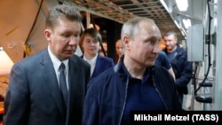 Глава "Газпрома" Алексей Миллер (слева) – один из претендентов на деньги Фонда национального благосостояния