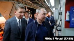 Президент России Владимир Путин и шеф "Газпрома" Алексей Миллер на борту трубоукладочного судна, принимавшего участие в строительстве газопровода "Турецкий поток". Черное море в районе Анапы, 23 июня 2017 года
