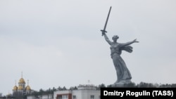 Памятник Родины-матери, который "пощекотала" блогерша.