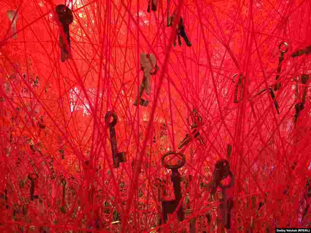 Красная паутина с ключами в японском павильоне