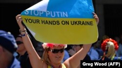 Учасниця акції протесту проти агресії Росії щодо України. Австралія, листопад 2014 року