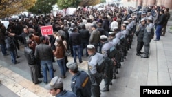 Armenia - A demonstration against controversial pension reform outside the government headquarters in Yerevan, 21Nov2013. 