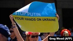 Учасниця акції протесту проти агресії Росії щодо України. Австралія, листопад 2014 року