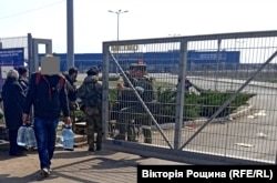 Російські окупанти розгорнули штаб допомоги від «Єдиної Росії» в Маріуполі. Там людям видають російську гуманітарну допомогу та проводять консультації. Квітень 2022 року