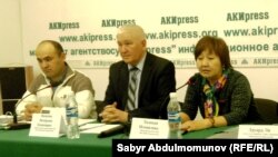 Сотрудники правозащитной организации «Бир дуйно - Кыргызстан» на пресс-конференции. 31 марта 2015 года. 