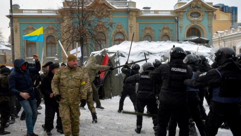 Повредени 14 полицајци во судири со демонстрантите во Киев 