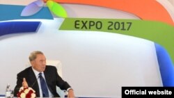 Президент Казахстана Нурсултан Назарбаев на фоне логотипа международной выставки EXPO-2017 в Астане. 