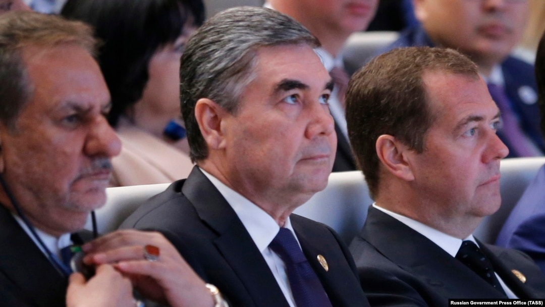 Туркменские чиновники должны уподобиться Твердыне, опоре и надежде (на фото — в центре)