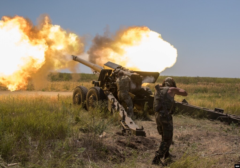 Ukrainian servicemen fire a 152-mm towed gun during a military exercise on a shooting range near Mariupol. (epa/Sergei Vaganov)