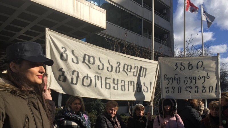 هزاران نفر در گرجستان با راه پیمایی، مخالفت خود را با طرح  قانون جدید ابراز کردند