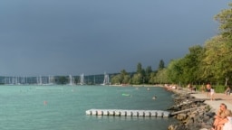 Balatonaligai partszakasz háttérben a kikötővel