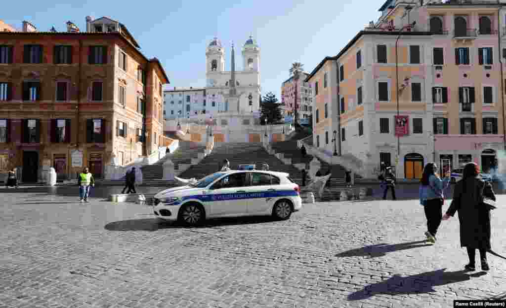 I druge turističke atrakcije su pod strogom kontolom italijanskih vlasti, poput čuvenih španskih stepenica u Rimu, koje su potpuno puste, dok policijsko vozilo stoji u njihovom podnožju.