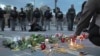 Демонстрантите им оддадоа почит на загинатите полицајци 