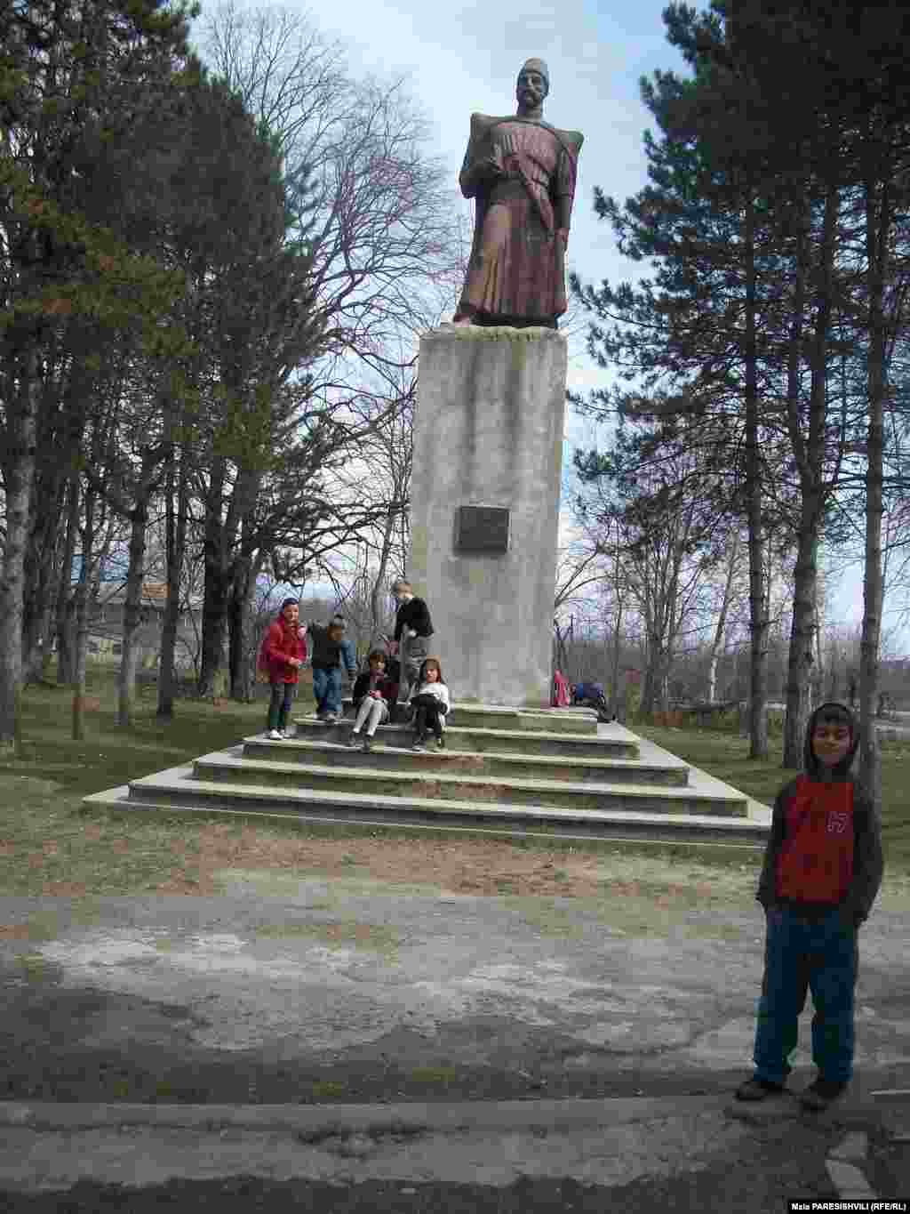 Перед школой в Арешперани стоит памятник осетинскому писателю Коста Хетагурову