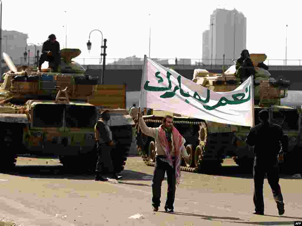 Müsüriň prezidenti Hosni Mubaregiň tarapdarlary Kairde ýöriş geçirýärler.