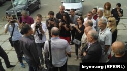 ژورنالیست سیمینا د نورو خبریالانو سره د مرکې پرمهال.