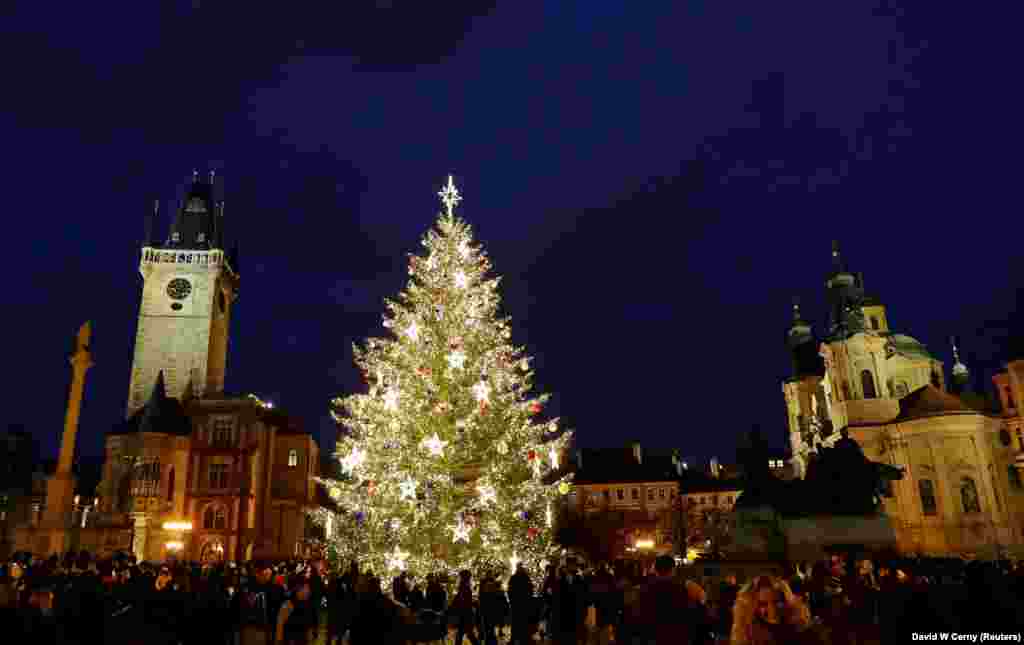 Прага, Чехія. Золотава ялинка розташувалась на Староміській площі, але цього разу без різдвяної ярмарки навкруги. Її скасували через заходи, які країна вживає для боротьби з Covid-19
