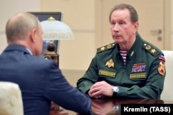 Russian President Vladimir Putin (left) meets with National Guard chief Viktor Zolotov in May 2020.