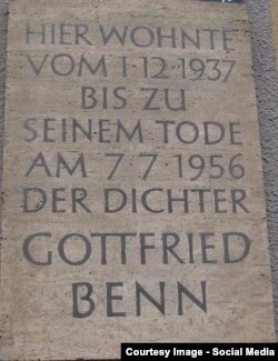 Placă memorială pe casa în care a locuit la Berlin poetul