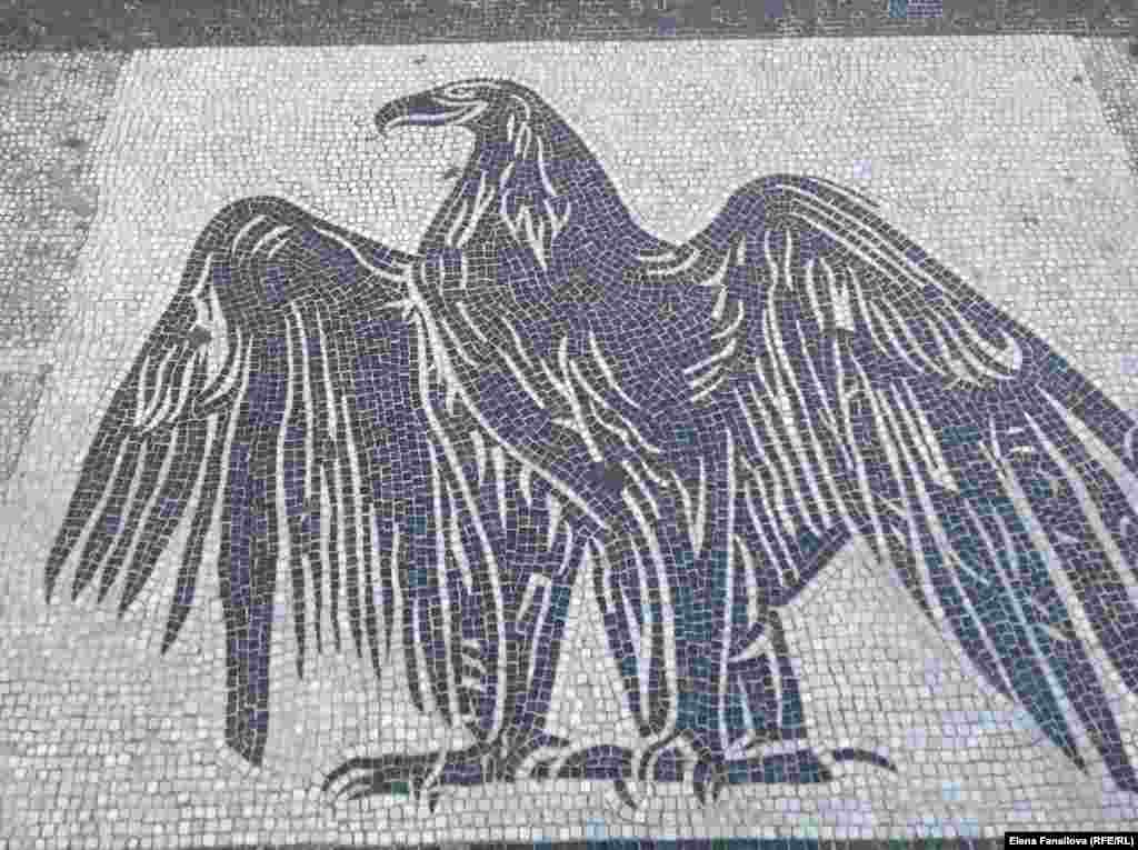 Имперский орел - мозаика при входе на стадион