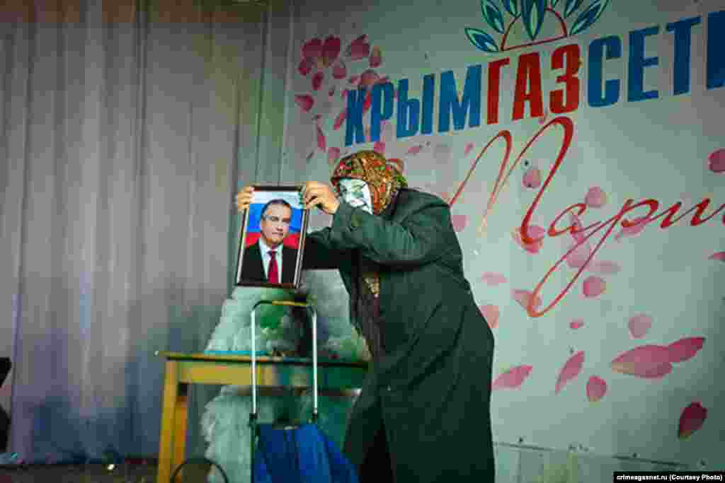 Образ старушки с портретом Сергея Аксенова