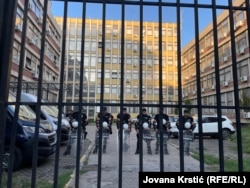 Policija kod službenog ulaza u zgradu suda