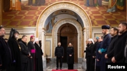 უკრაინის პრეზიდენტი ვოლოდიმირ ზელენსკი და პირველი ლედი ოლენა ზელენსკა მონაწილეობენ ჰოლოდომორის მსხვერპლთა მოსახსენიებელ ლოცვაში. კიევი, 2025 წლის 22 ნოემბერი