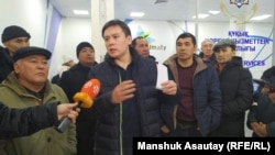 Активист Жанболат Мамай (в центре), один из инициаторов создания Демократической партии.