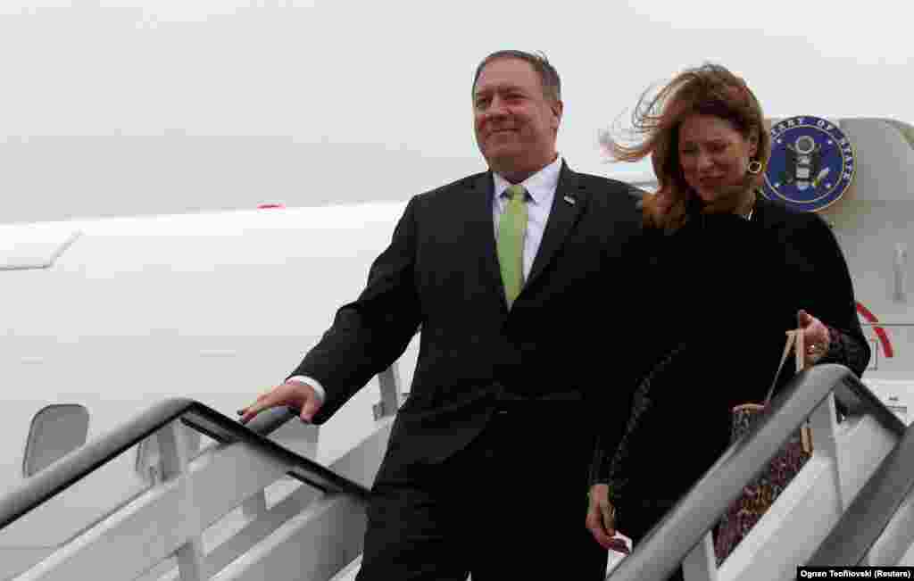 Majk Pompeo sa suprugom Suzan na aerodromu u Ohridu