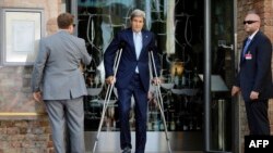 Джон Керрі на переговорах у Відні. 71-річний політик досі лікує ногу, зламану 31 травня під час тренування на велосипеді