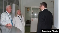 Архивска фотографија - Министерот за здраство Никола Тодоров во посета на битолската болница.