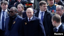 Vremurile când la parada de Ziua Victoriei de la Moscova megeau liderii lumii democratice s-au dus. La dreapta lui Putin, cu panglica Sf. Gheorghe în piept, Umaro Sissoco Embalo, președintele din Guineea-Bissau. Moscova, 9 mai 2024. 