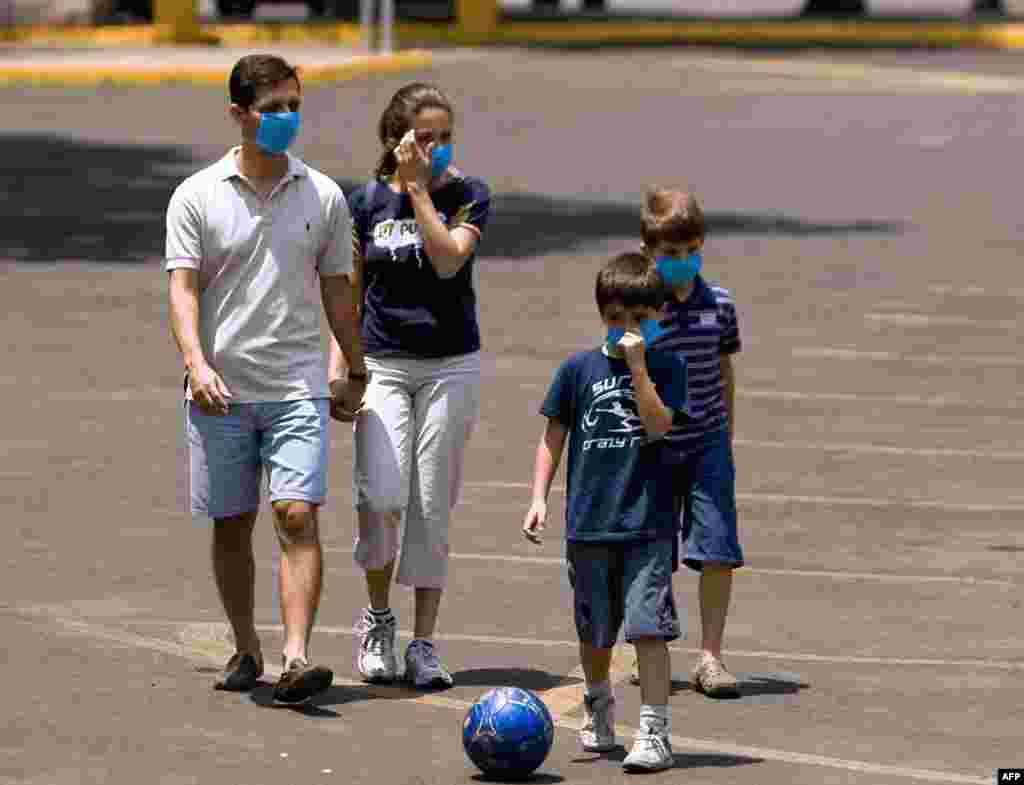 В Мексике от "свиного гриппа" защищаются марлевыми повязками. Россияне стали отказываться от туристических поездок в эту страну