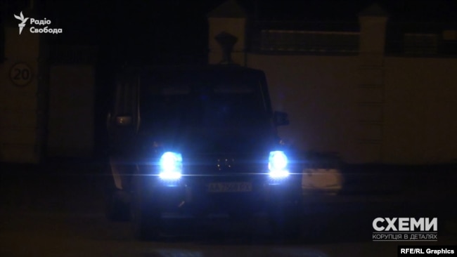 Той самий Mercedes матового кольору залишив територію ОП