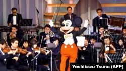 Art Metropolitan Center nu e singura sală mare de concerte din Tokyo. Mickey Mouse dirijează o orchestră de 78 de muzicieni la celebrarea a 100 de ani de la nașterea lui Walt Disney, în fața a 2000 de (mici) spectatori. Muzică simfonică din desene animate la Disney Land.