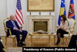 Ambasadori amerikan në NATO, Matthew Whitaker, gjatë takimit me ushtruesen e detyrës së presidentit të Kosovës, Albulena Haxhiu.