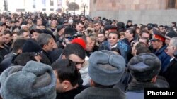 Armenia -- Market traders demonstrate outside the main government building in Yerevan, 25Jan2011.