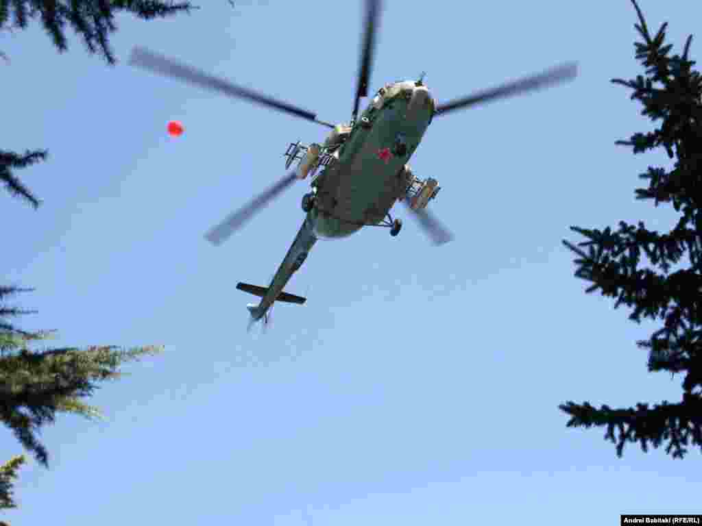 Вертолет пролетает над Цхинвали во время парада - 20 сентября в Цхинвали прошел военный парад, посвященный празднованию Дня независимости самопровозглашенной республики Южная Осетия.