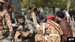 Әскерилер парад кезінде белгісіз қарулы адамдар жасаған шабуылда жасырынып тұр. Ахваз, Иран, 22 қыркүйек 2018 жыл.